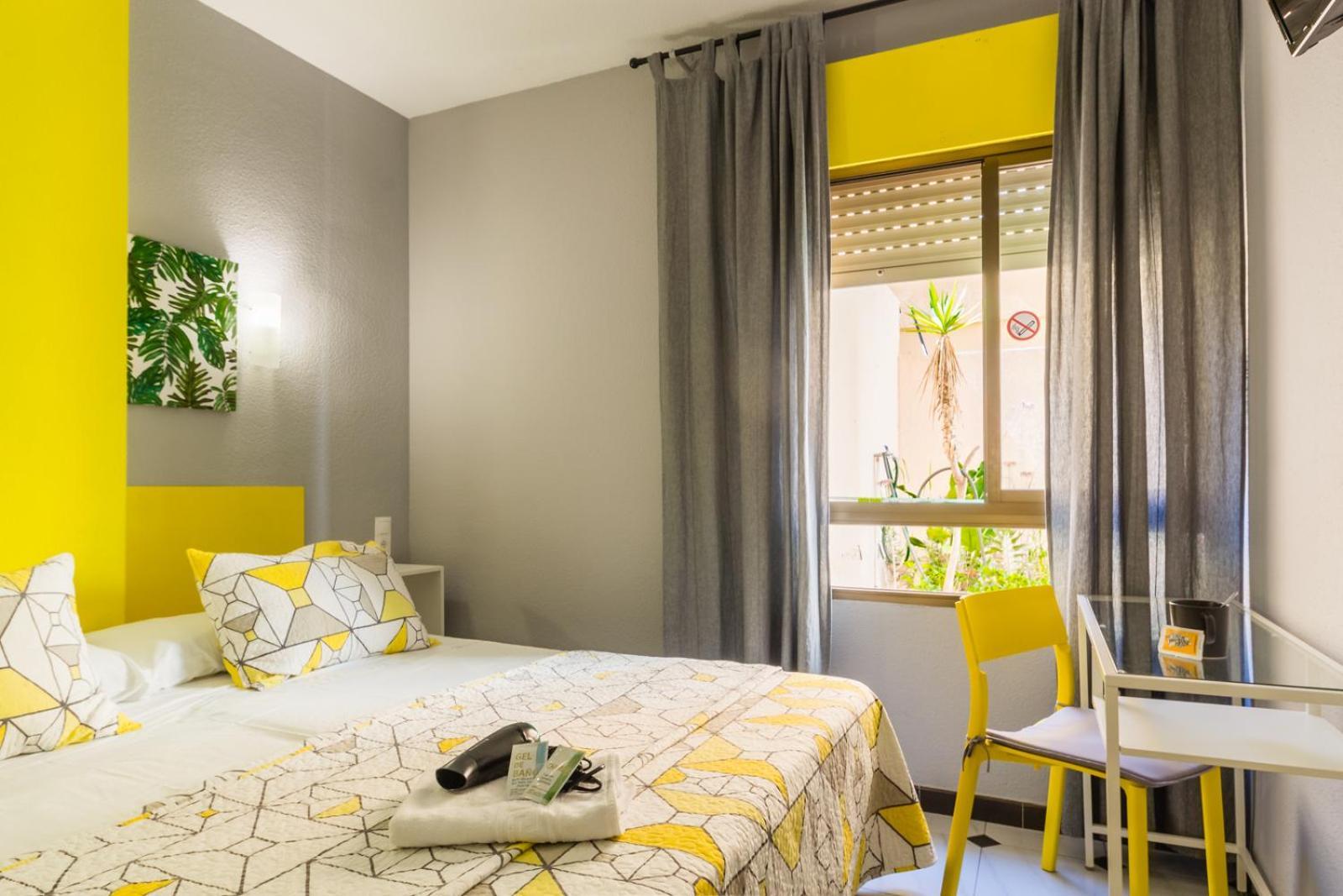 Hostal Tropical Almunecar Ngoại thất bức ảnh